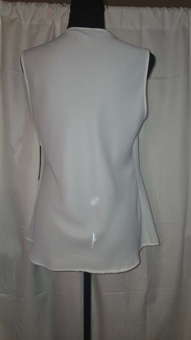 Nic+Zoe Easy Keyhole Sleeveless Blouse in Paper White - Picture 3 of 7